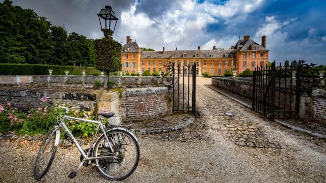 Château d_Heudicourt - bicycle © JF Lange ADT de l_Eure