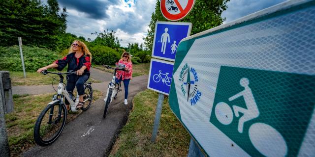 Balade A Velo Sur Lavenue Verte Paris Londres Adt De Leure J.f. Lange