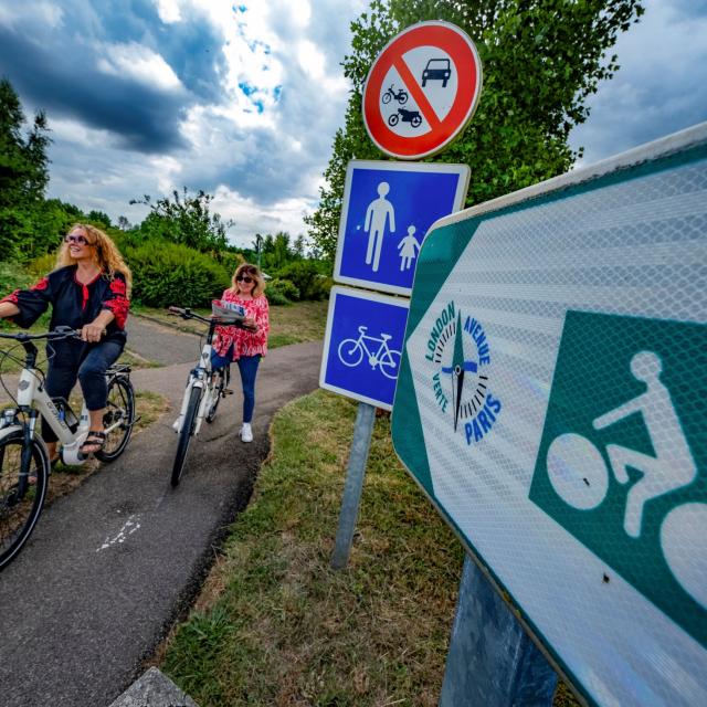 Balade A Velo Sur Lavenue Verte Paris Londres Adt De Leure J.f. Lange