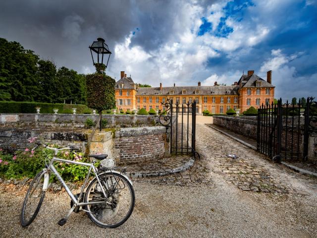 Velo Devant Le Chateau Dheudicourt Adt De Leure J.f. Lange