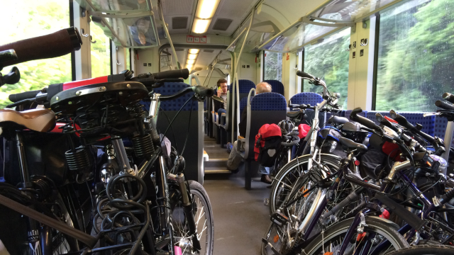 Voyage En Train Avec Un Velo Canva Pro