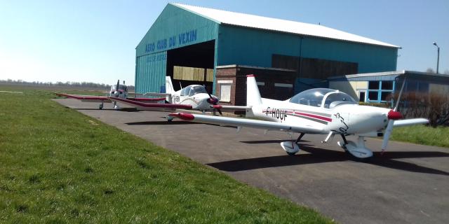 Avions Devant Hangar